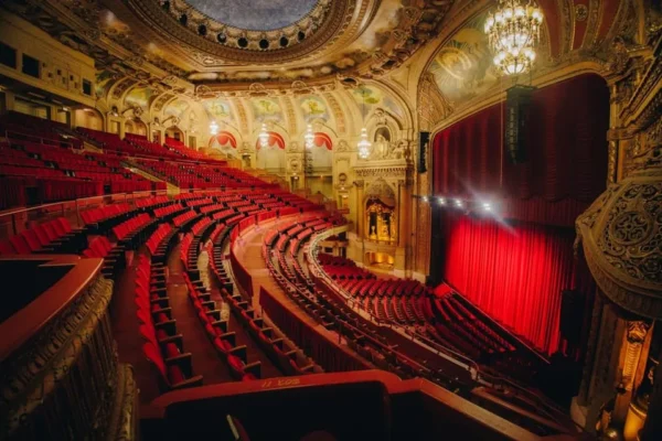 The Chicago Theatre Tour Experience